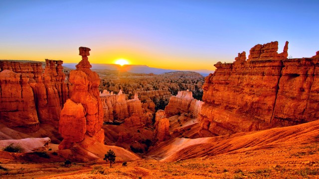 Watch Scenes of the Grand Canyon - Canyon & Desert Scenes Set to Relaxing Music Online