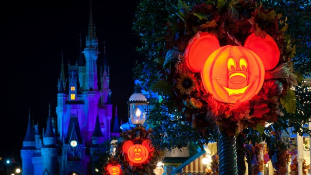 Watch Decorating Disney: Halloween Magic Online