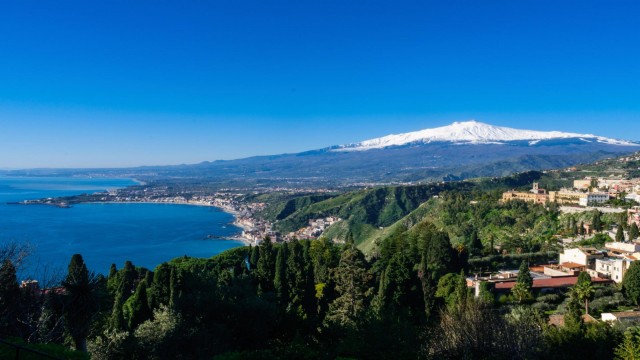 Watch Globe Trekker: Corsica, Sicily & Sardinia Online