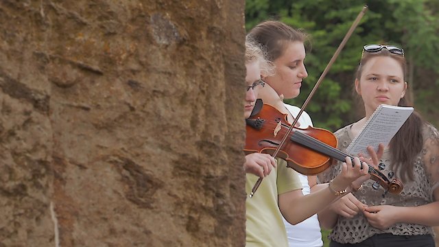 Watch Tant Qu'on Ira Vers l'Est Online