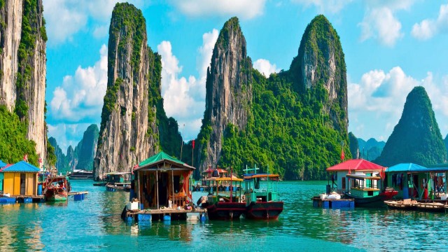 Watch Top 10 Best Places To Visit In Vietnam Online