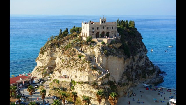 Watch Footloose in Italy V - 5 Touring Southern Italy and Sicily Online