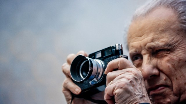 Watch Henri Dauman: Looking Up Online