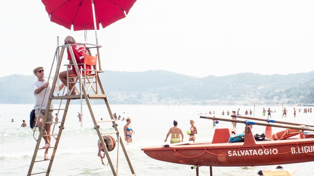 Watch Lifeguards in love Online