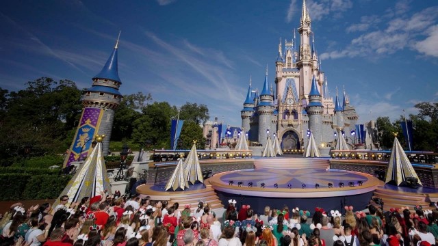 Watch 40th Anniversary Disney Parks Magical Christmas Day Parade Online