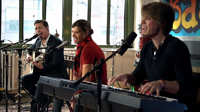 Watch A Holiday Session With Hanson Online