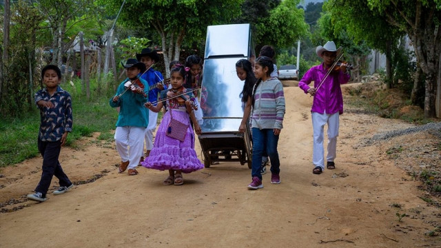 Watch La Raya Online