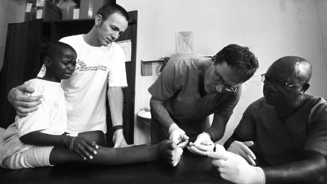 Watch Living in Emergency: Stories of Doctors Without Borders Online