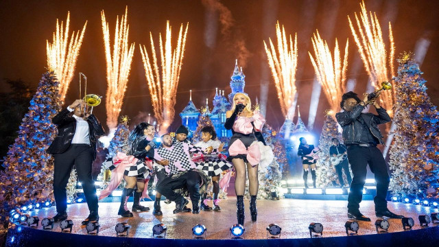 Watch The Wonderful World of Disney: Holiday Spectacular Online