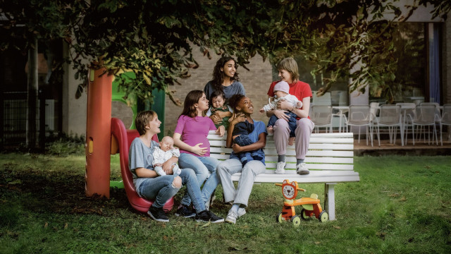 Watch Young Mothers Online