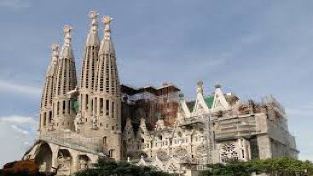 Watch Modern Times Wonders: La Sagrada Familia Online