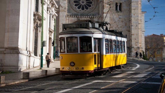 Watch On Tour... ELECTRICOS DE LISBOA Tram Rides In Old Lisbon Online