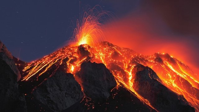 Watch Extreme Environments Volcanoes Online