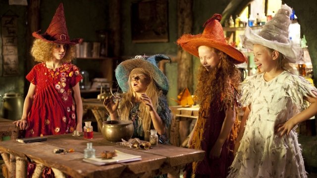 Watch The Mini Witch Online