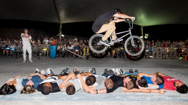 Watch Bikes Over Baghdad Online