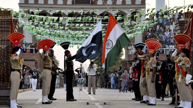 Watch Dangerous Borders: A Journey Across India & Pakistan Online