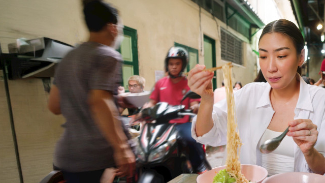 Watch Where the Chefs Eat Online