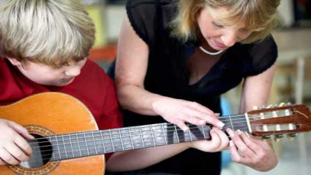 Watch Beginner Guitar Lessons Online