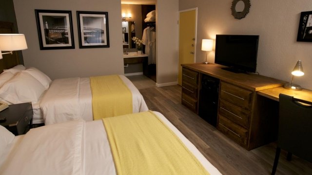 Watch Hotel Impossible: Showdown Online