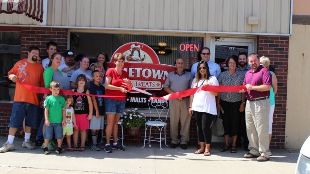 Watch Hometown Eats Online