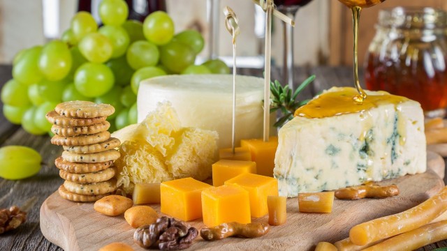 Watch Food Quest with Robin Leach Online