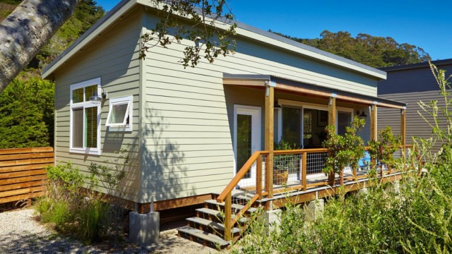 Watch Build Small, Live Anywhere Online