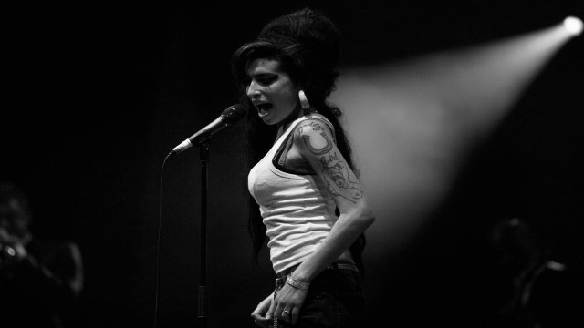 Watch A Life In Ten Pictures: Amy Winehouse Online